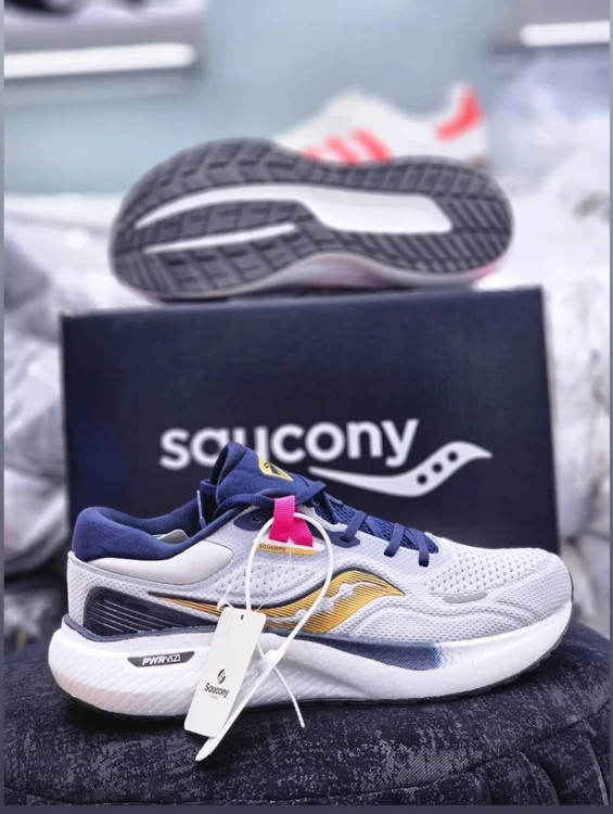 کتونی ساکونی تریمپ 19 ویتنامی وارداتی-سایز 40 تا 45 /Saucony Triumph 19