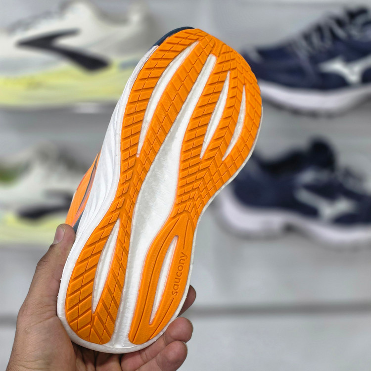 کتونی ساکونی تریمپ 22 ویتنامی وارداتی - سایز 36 تا 39 - Saucony Triumph 22