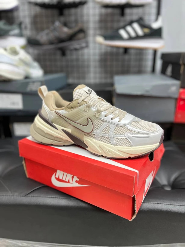 کتونی نایکی وی تو کی کیفیت مستر - سایز 37 تا 45 - Nike V2k Run