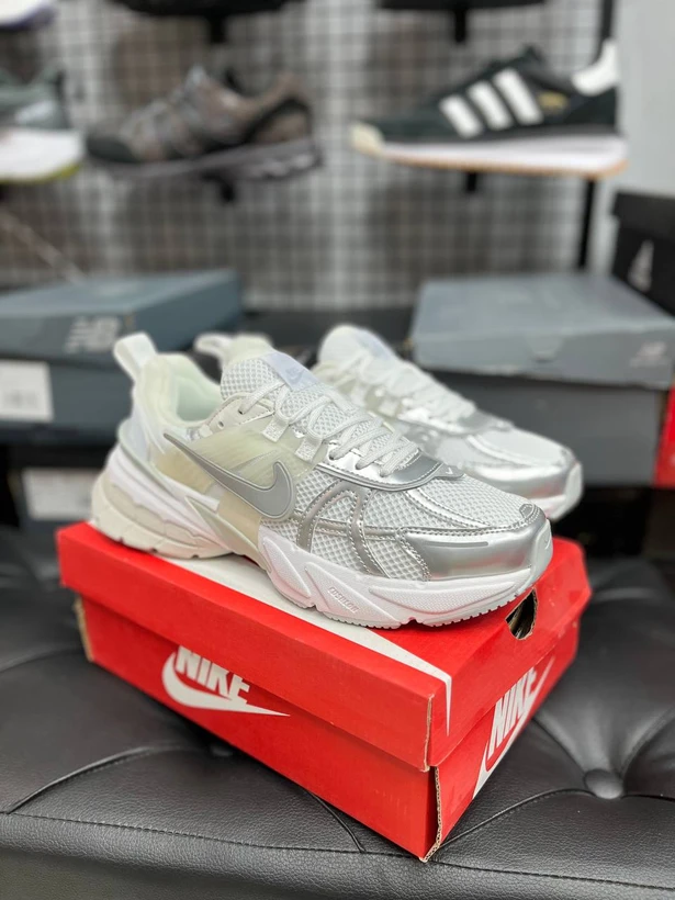 کتونی نایکی وی تو کی کیفیت مستر - سایز 37 تا 45 - Nike V2k Run
